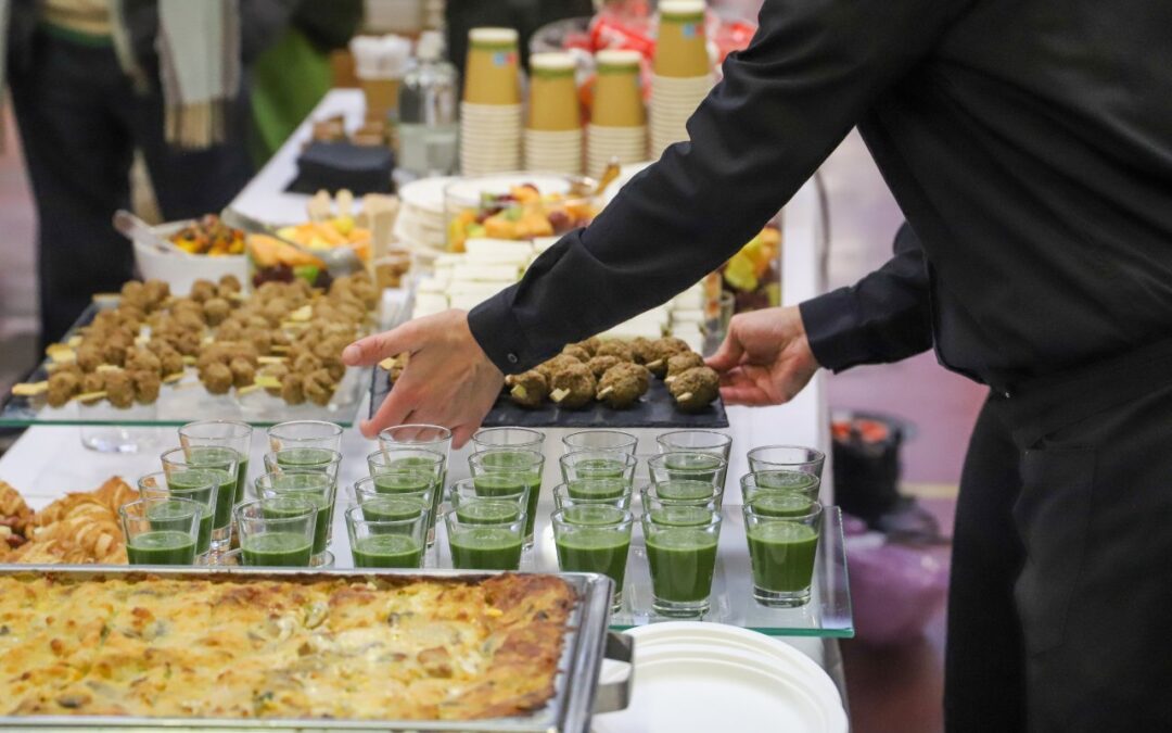 Stoisko gastronomiczne na festynie. Jak wyróżnić ofertę i zadbać o czytelne menu?